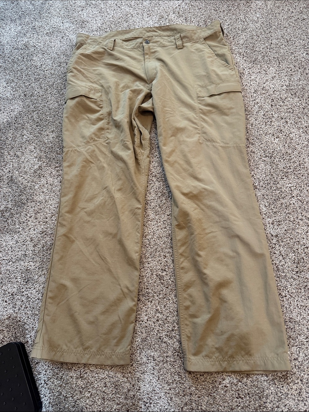 Duluth Trading Co Men’s Tan Cargo Hiking Pants size 42x32 - 100% Nylon